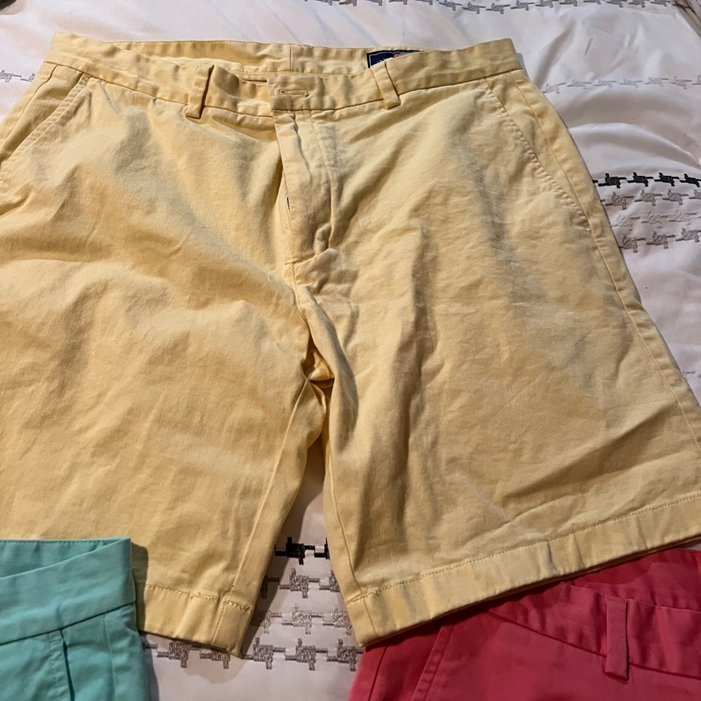 Vineyard Vines Shorts , very good condition, never wear , size 36